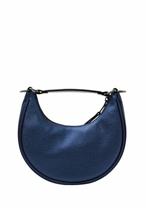 Navyblaue, halbmondförmige Lederhandtasche mit einem kurzen Griff und silberner Hardware vor weißem Hintergrund.