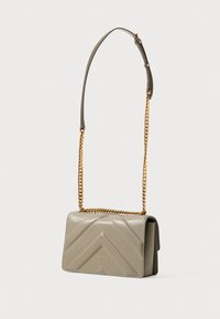 Borsa a tracolla in pelle beige con motivo a zigzag. Presenta una tracolla in metallo dorato e una forma elegante e strutturata con chiusura a pattina.