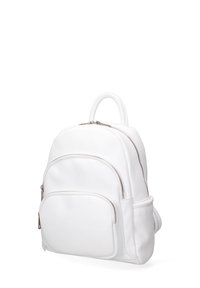 Zaino bianco in pelle con forma rotonda, cerniere argento, tasca frontale e manico superiore per il trasporto. Superficie liscia.