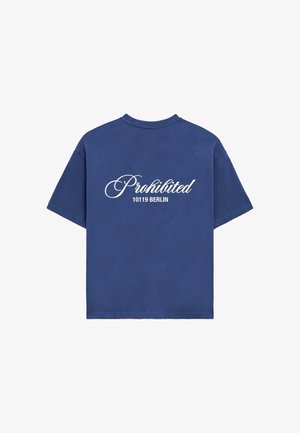 Maglietta in cotone blu con testo in bianco che recita "Proibito" e "10119 BERLINO" sul retro. Maniche corte e collo a giro.