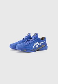 Blaue Sportschuhe mit einem Obermaterial aus Netzgewebe, strukturiertem Design, weißem Logo und grauen Akzenten. Verfügt über eine gepolsterte Lasche und eine Gummisohle.
