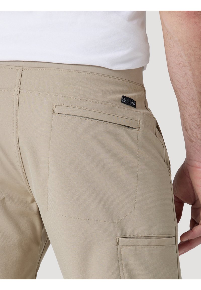 Herren Chino Shorts | Wrangler ALL TERRAIN GEAR FWDS 6 PKT SHORT Shorts aluminum/beige - JK01071 Herren Chino Shorts | Wrangler ALL TERRAIN GEAR FWDS 6 PKT SHORT Shorts aluminum/beige - JK01071