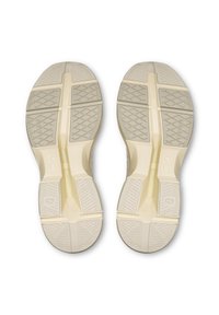 Białe gumowe podeszwy butów z krzyżowym wzorem, rowkami i teksturowanymi powierzchniami dla lepszej przyczepności. Posiadają centralny rowek oraz detale logo.