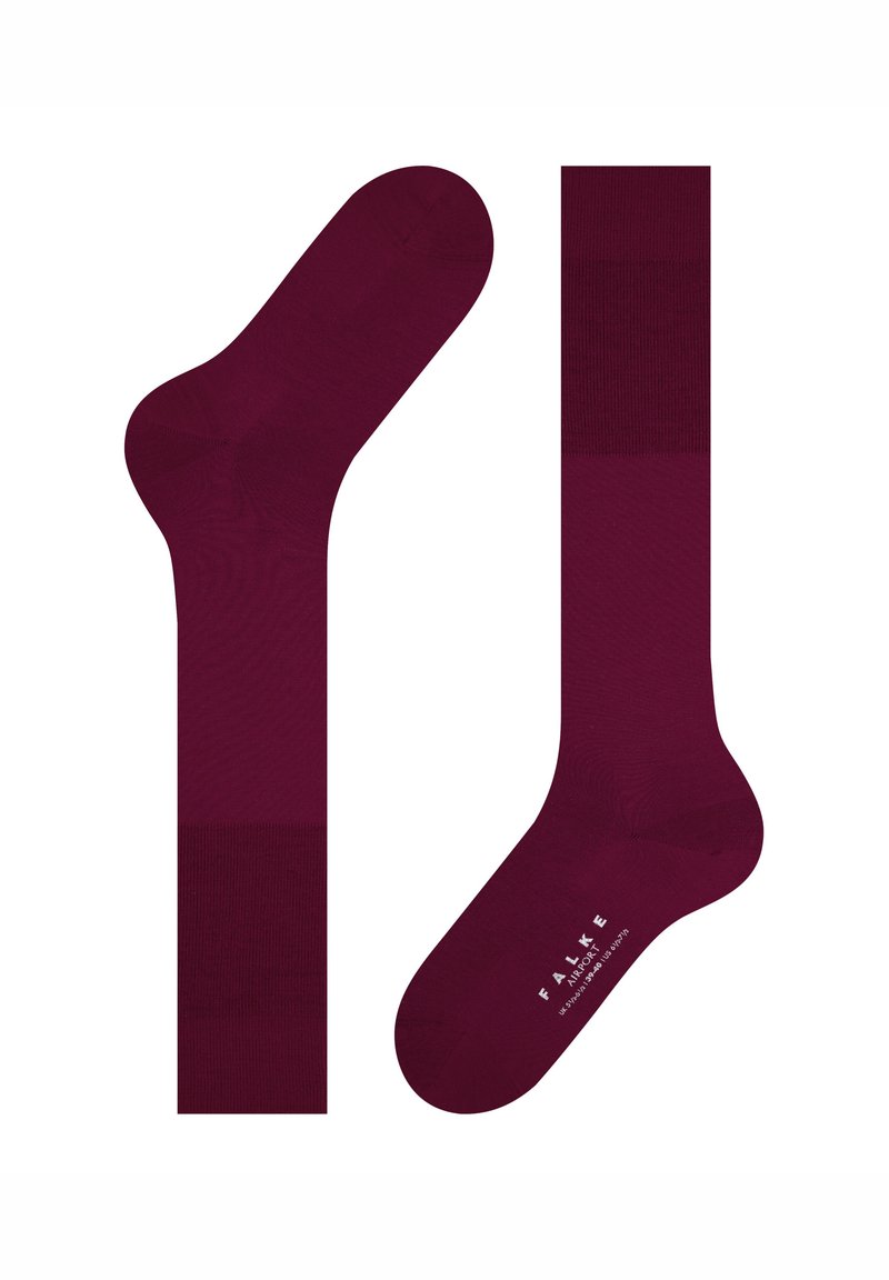 Paar dunkelburgunderfarbene knielange Socken, eine flach ausgelegt und die andere mit der Aufschrift "FALKE AIRPORT" auf der Sohle.
