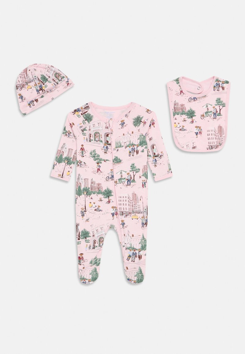Rosa baby heldrakt med lange ermer, med illustrasjoner av bylandskap. Inkluderer matchende lue og smekke. Laget av myk bomull, med trykknapper og lekne mønstre.