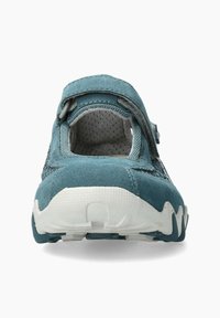 Chaussure turquoise avec une tige en suède et des accents en maille. Dotée d'une semelle en caoutchouc blanc et d'une sangle réglable pour un maintien sûr.