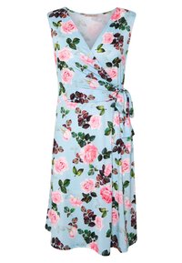 Robe enveloppante florale en tissu bleu clair, avec des roses roses et des feuilles vertes. Encolure en V, sans manches, et détail de taille nouée.