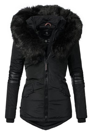 Veste matelassée noire à capuche avec garniture en fourrure, fermeture éclair, accents de manches côtelées et deux poches avant ; ourlet arrière légèrement plus long.