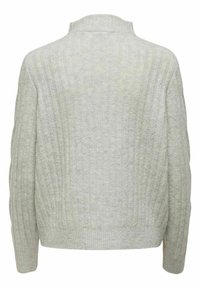 Pull gris clair en maille côtelée avec un col montant et des manches longues, vu de dos.