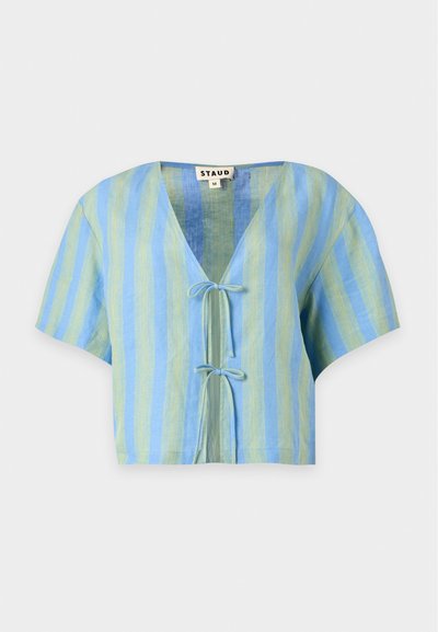 Blouse courte à manches courtes avec rayures verticales bleues et vertes et deux fermetures à nouer à l'avant, taille moyenne, marque Staud.