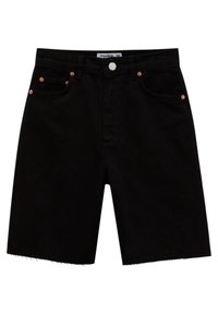 Pantaloni corti in denim nero con una vestibilità dritta, orlo grezzo, tasche frontali, dettagli in rame e passanti per cintura. Il tessuto ha una texture liscia.