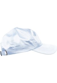 Hvid satin baseballkasket med en bøjet skygge, justerbar rem bagpå, glat tekstur og subtile syningsdetaljer.