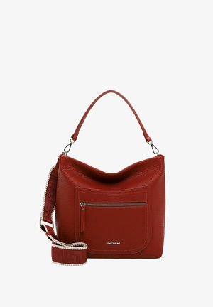 Rød læderhåndtaske med en tekstureret overflade, der har en lynlåslomme foran og en aftagelig rem med et mønstret accent.