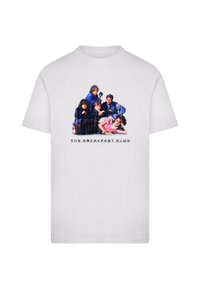 Hvit bomull t-skjorte med et fargerikt grafisk trykk av seks karakterer fra "The Breakfast Club" med tekst under.