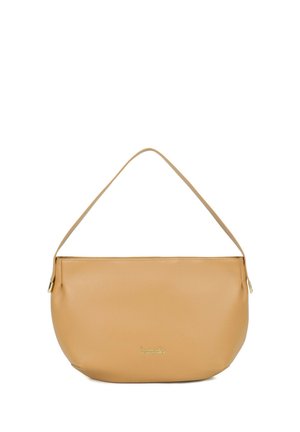 Borsa a tracolla in pelle color cuoio con una tracolla singola e logo dorato centrato vicino al fondo su sfondo bianco.