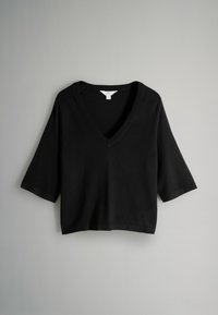 Schwarzes Kurzarm-Strickoberteil mit tiefem V-Ausschnitt, lässiger Passform und glatter Textur. Einfaches Design ohne Verzierungen oder Muster.