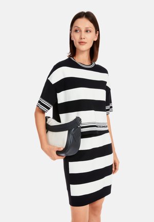 Schwarzes und weißes gestreiftes Kurzarmkleid mit lässiger Passform. Kombiniert mit einer zweifarbigen Tasche mit geschwungenem Design und strukturierten Akzenten.