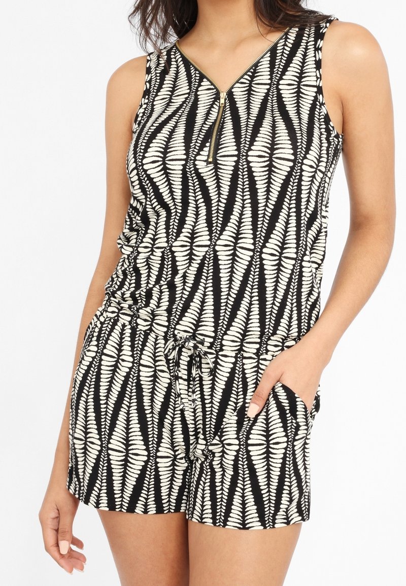 Černobílý overal se vzorem, s výstřihem do V, bočními kapsami a zipovým uzavíráním. Vyroben z lehkého materiálu s nastavitelným pasem na šňůrku.