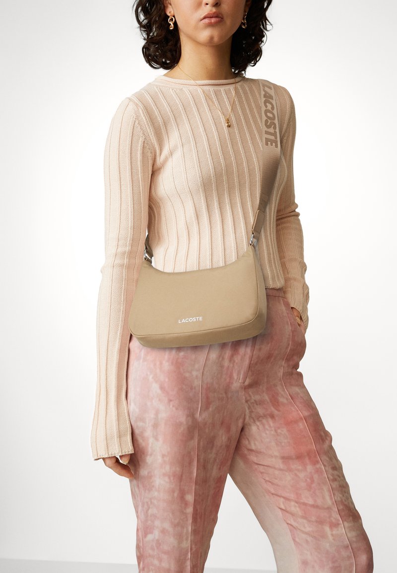 Lacoste HOBO BAG - Sac bandouli?�re - cookie/beige - ZALANDO.FR