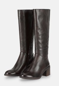 Bottes en cuir marron jusqu'aux genoux avec une texture lisse, une pointe carrée et un talon empilé. Présentent une couture latérale et un matériel minimal.