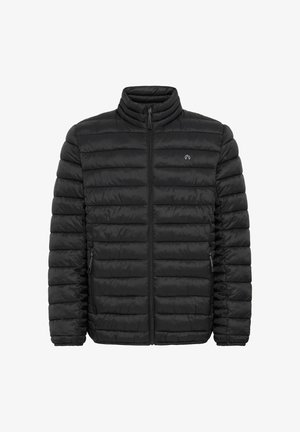 Fekete puffkabát elől cipzárral, állógallérral és vízszintes tűzött mintával. Két oldalán cipzáras zsebekkel és a mellkason logóval rendelkezik.