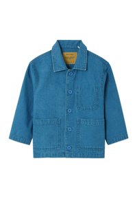 Veste en denim bleu avec quatre boutons, un col, des manches longues et trois poches à l'avant : deux grandes poches basses et une poche poitrine.