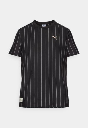 Zwarte korte mouwen t-shirt met witte verticale strepen, ronde halslijn en gouden Puma-logo op de borst. Zachte katoenen stof, relaxte pasvorm.
