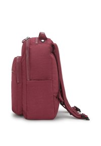 Bordeauxkleurige rugzak met een textuur van nylon aan de buitenkant, meerdere ritssluitingen en verstelbare schouderbanden voor veelzijdigheid en gebruiksgemak.