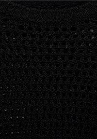 Zwart gebreid stof met een open, roosterachtig patroon en textuursteken die een meshontwerp creëren.