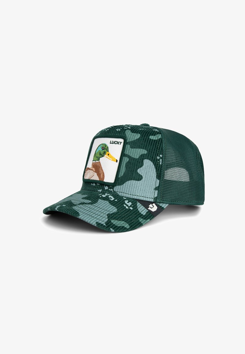Cappellino trucker verde mimetico con pannelli in rete, visiera piatta e una patch con un'anatra e il testo "LUCKY." Tessuto testurizzato con righe.