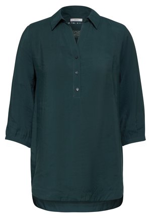 Blusa leggera di colore verde scuro, con colletto, maniche a tre quarti e chiusura con bottoni. Presenta un orlo leggermente curvo. Texture liscia.