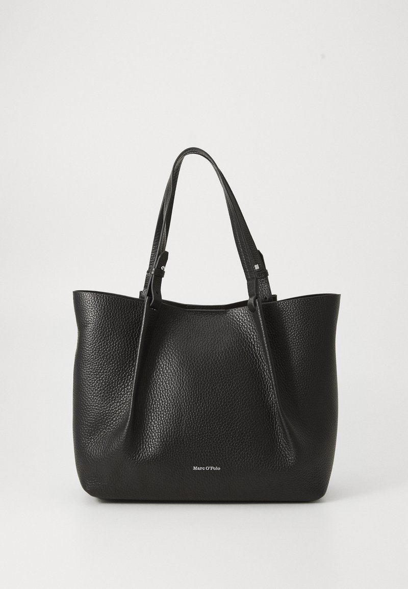 Schwarze, texturierte Ledertasche mit doppelten Schulterriemen und kleinem silbernen Markenlogo, das zentral nahe dem Boden platziert ist.