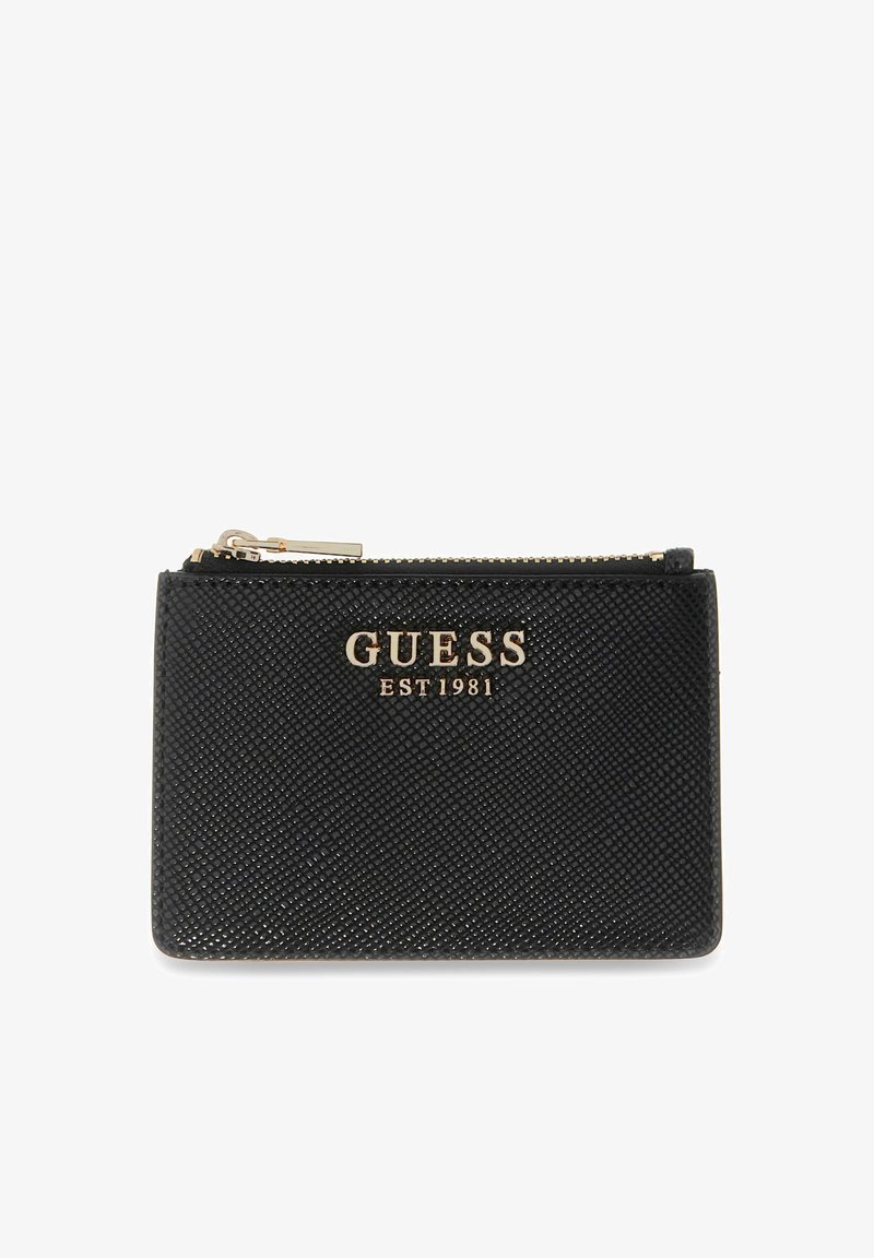 Μαύρο πορτοφόλι Guess με υφή και φερμουάρ, με χρυσό λογότυπο «GUESS EST 1981» μπροστά, ορθογώνιο σχήμα και χρυσό κορδόνι φερμουάρ.