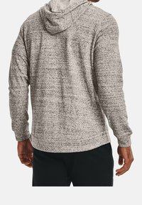 Lys grå hoodie med et tekstureret, flettet mønster, der har en kængurulomme og en hætte med snøre. Blødt stof og afslappet pasform.