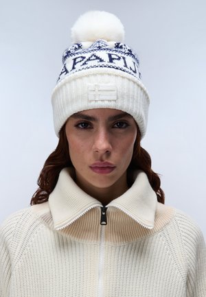 Berretto lavorato a maglia bianco con accenti blu, con un pom-pom sulla parte superiore, schemi sovrapposti e una finitura testurizzata. La parte anteriore mostra un patch con il logo.