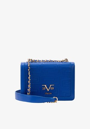 Blaue Leder-Umhängetasche mit goldener Kettenriemen und geprägt geometrischem Muster, mit goldfarbenem "19V69 Italia"-Logo auf der vorderen Klappe.