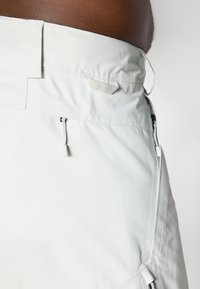 Burton MENS RESERVE RELAXED PANTS - Lyžiarske nohavice - gray cloud