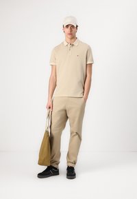Tommy Hilfiger REGULAR FIT - Polo shirt - sandalwood