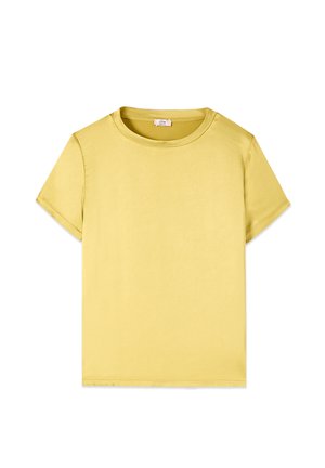 Prosty żółty bawełniany t-shirt z krótkim rękawem i okrągłym dekoltem, wyłożony płasko na białym tle.