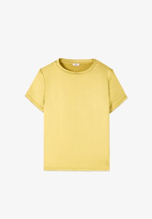 Prosty żółty bawełniany t-shirt z krótkim rękawem i okrągłym dekoltem, wyłożony płasko na białym tle.