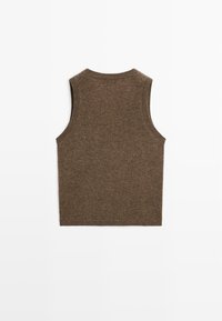 Brun ärmlös topp med rund halsringning, stickad textur och en figurnära design. Bakifrån visas rena kanter utan utsmyckningar.