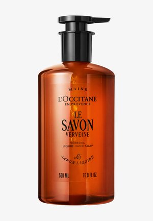 Bursztynowa butelka do pompy L'Occitane Verbena z płynnym mydłem do rąk, 500 ml, z czarną pompką i czarnym napisem z przodu.