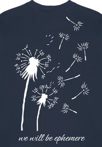 Felpa navy con grafiche di dente di leone bianche e il testo "we will be ephemere", con una texture liscia simile al cotone.
