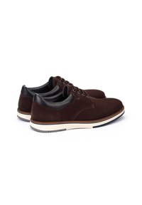 Chaussures en daim marron avec des accents en cuir noir, lacets ronds et semelles intermédiaires blanches. Présentent un dessus texturé et un talon lisse.