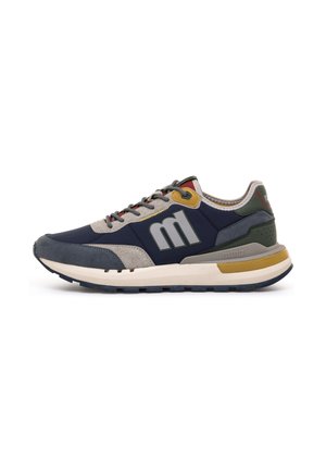 Zapatilla deportiva azul marino y gris con suela blanca, detalles mostaza y rojos, logo lateral y diseño con cordones.