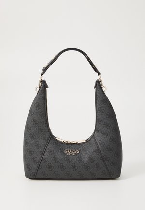 Sac à main noir Guess avec poignée incurvée, fermeture éclair dorée et logo embossé sur une surface texturée avec un motif discret.