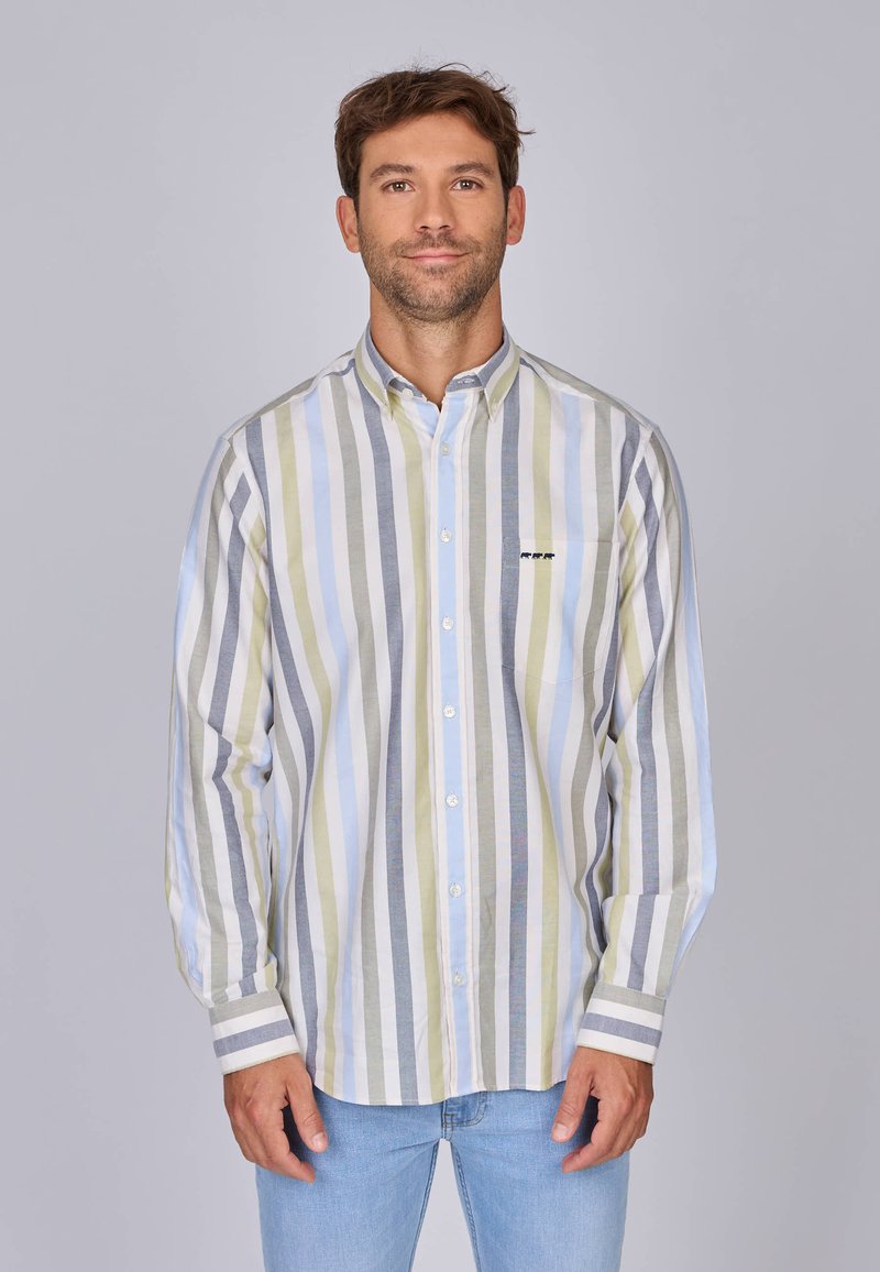 Chemise à boutons en rayures alternées de bleu clair, vert et gris. Dispose d'un col standard et d'une poche avec un détail de logo.