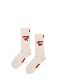 Bílé ponožky s grafickým motivem červeného srdce a nápisem "MAMKA" v designu banneru. Slovo "ŠŤASTNÝ" je vytištěno červeně na spodní části.