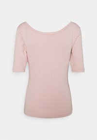 Světlé růžové žebrované dámské tričko s polovičními rukávy a širokým, zaobleným výstřihem, zobrazené zezadu na bílém pozadí.
