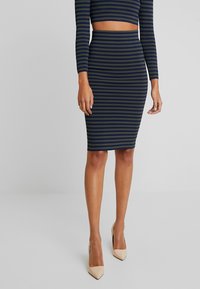 Pruhovaný dvoudílný komplet se všitým, krátkým topem s dlouhým rukávem a pouzdrovou sukní s vysokým pasem v námořnicky modré a olivové barvě. Hladká textura.